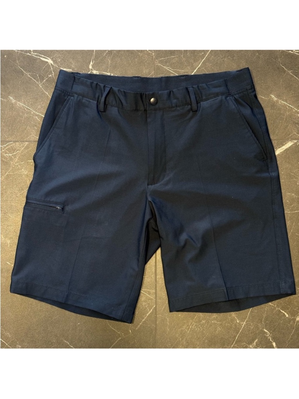 Like New Greg Norman Navy size 32 9.5 inch inseam Tech Cargo Golf Short